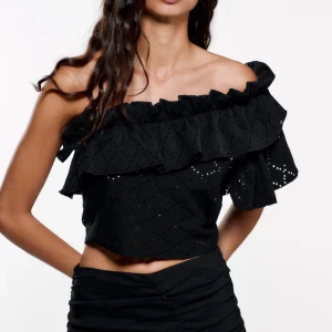 Zara topp  - En topp från zara som är  väldigt fin, och väldigt bra skick! Endast använt 2 gånger!💓🙌🏼🥰💓