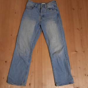 Jeans från H&M. Säljs pgr av att dom är för små. Passade när jag var ca 163 cm. Innerbenslängd: 68 Storlek S