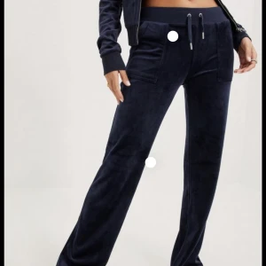 juicy couture - juicy byxor i färgen night sky