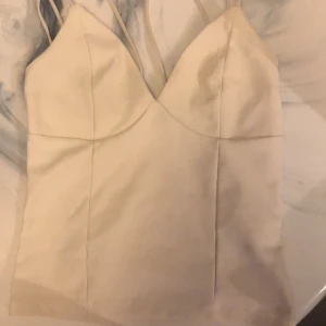 Linne - Linne från newyorker! Använd 2-3 ggr. Säljer pga kommer inte till användning. Jätte fin. Lite sönder i bak som man ser på sista bilden. Defekter tillkommer ej❤️