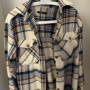Skjortjacka - Rutig skjortjacka från Gina i stl xs!Paketpris vid fler köp av mig❗️