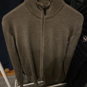 Sand Zip - Säljer min bomulls sand zip då jag har tröttnar på den. Den är i mycket bra skick: 