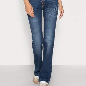 Ett par otroliga jeans från guess, är långa på mig som är 172💞 säljer då de inte riktigt är min stil längre💞 slutsålda överallt