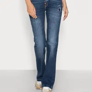 Ett par otroliga jeans från guess, är långa på mig som är 172💞 säljer då de inte riktigt är min stil längre💞 slutsålda överallt