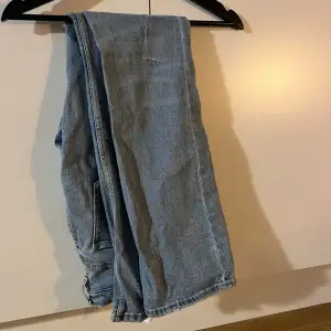 Blåa bootcut jeans från zara, väldigt fina men för långa för mig. Använda en gång. Stolek 34 