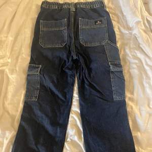 3 år gamla Jeans i bra skick, inte jätte använda. Loose fit. Säljer pga att de har blivit för små. org pris: 650 kr.