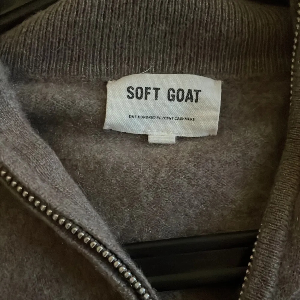 Säljer min Soft goat fullzip pågrund av att den inte längre passar. Den är i superfint skick. Köpte den för 2500kr. Det är 100% cashmere. Hoodies.