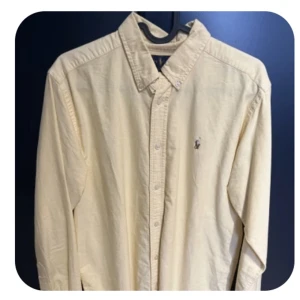 Tjena säljer min polo ralph lauren skjorta som är i toppskick den är köpt på polo shoppen i hede Pris kan diskuteras vid snabb försäljning  - Skick 10/10 andvänd två gånger säljer den för att den sällan kommer till andvänning