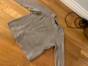 Stickad tröja - Stickad tröja från veromoda som är i storlek xs men passar från xxs-m då den är så stretchig. 