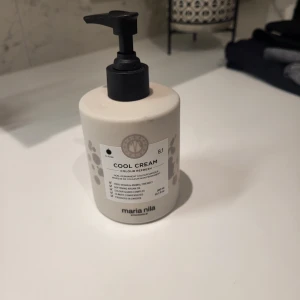 Maria nila cool cream 300ml - Maria nila cool cream 300ml. Testad 1 gång endast.   Kommer ej till använding då jag färgat håret mörkt igen.