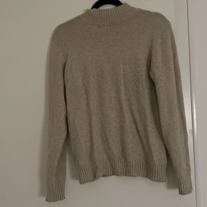 Stickad tröja storlek m - Stickad tröja i beige från vila i storlek m