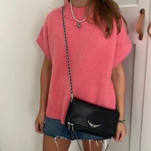 Zadig et Voltaire väska - Skitsnygg läder väska från Zadig et Voltaire! Jättefint skick och nyköpt! Skriv privat för ektenhetsbevis och pris kan diskuteras ❤️