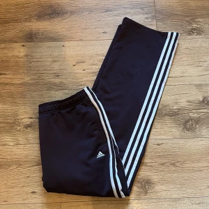 Lila Adidasbyxor  - Träningsbyxor från Adidas. Lite noppriga på ränderna.   Rensar ur min garderob just nu🌼 Kika och se om du ser något mer i min profil som du gillar så skickar jag med det till dig också!😊 Fler kläder kommer! 
