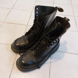 Dr Martens - Köpta second hand men knappt använda av mig. Har en liten spricka som syns längst ner på sista bilden. Dessa har dock inte sina orginalsulor kvar!! Men det är bara att lägga in ett par andra sulor. Går ej att se storlek men skulle uppskatt storlek 40/41