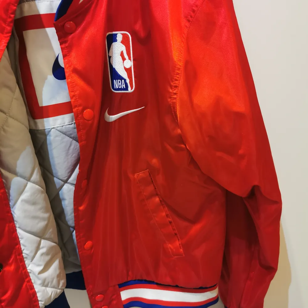 Pris 1000kr Röd fin NBA basket jacka från nike Ny Använd 2-3gg Size M Condition: 10/10. Jackor.