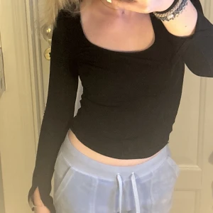 Ljusblåa Juicy byxor  - Storlek XS, sitter perfekt på mig i längden, är ca 165🩵 Sparsamt använda! Mjuka. silverdetaljen på ena snöret inte är kvar, inget som stör tycker inte  ja❤️ (se bild 3) små små fläckar på fåtal ställen ❤️därav lite billigare pris men ändå bra skick!🫶🏻🫶🏻