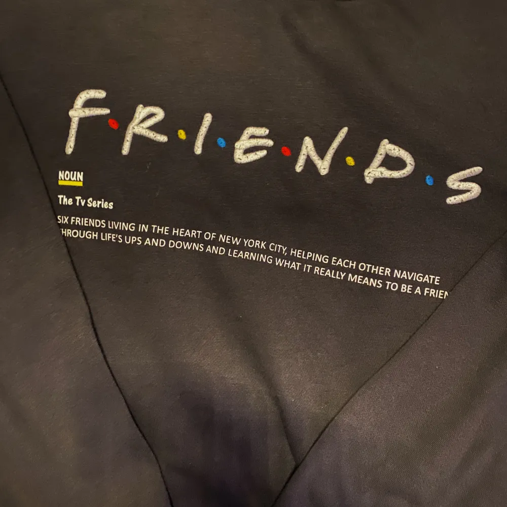 Friends tröja från H&M som aldrig används. Hoodies.