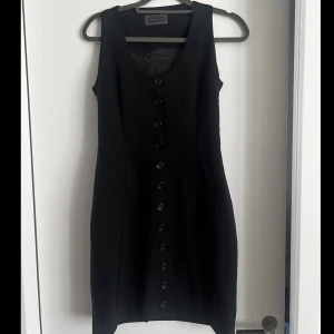 Vintage klänning dress kostym kavaj adoore inspirerad coat dress  - Supersöt vintageklänning säljes! Liknar lite adoores klänning. Upplevs som en strl: S, kan ej skicka bild på hur den sitter på då den är för liten för mig♥️