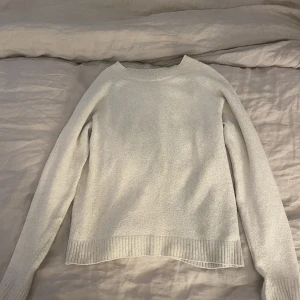 Stickad vero moda tröja - Stickad vero moda tröja. Den har blivit lite nopprig, men annars är den snygg! ❤️Tryck på köp nu.