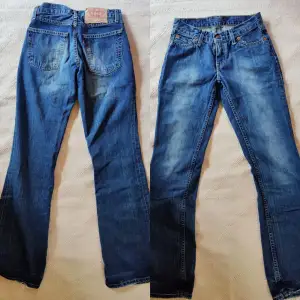 Lågmidjade bootcut Levi's jeans från tidigt 2000-tal, i perfekt skick 💞 Grenmått: 20cm / Insida ben: 80cm / Midjemått: 70 cm