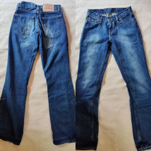 Y2K low-waist bootcut Levi's jeans  - Lågmidjade bootcut Levi's jeans från tidigt 2000-tal, i perfekt skick 💞 Grenmått: 20cm / Insida ben: 80cm / Midjemått: 70 cm