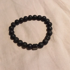 Pärlarmband  - Tja säljer ett fett armband passat till allt