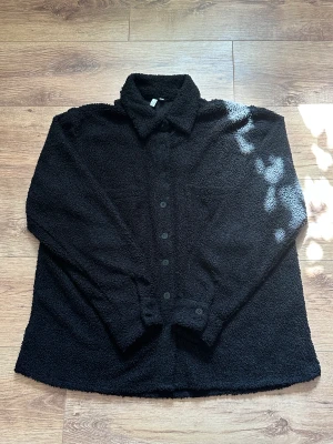 Teddyjacka - Teddytröja från Nelly. Finns även i brunt, se tidigare annons.  Rensar ur min garderob just nu🌼 Kika och se om du ser något mer i min profil som du gillar så skickar jag med det till dig också!😊 Fler kläder kommer! 