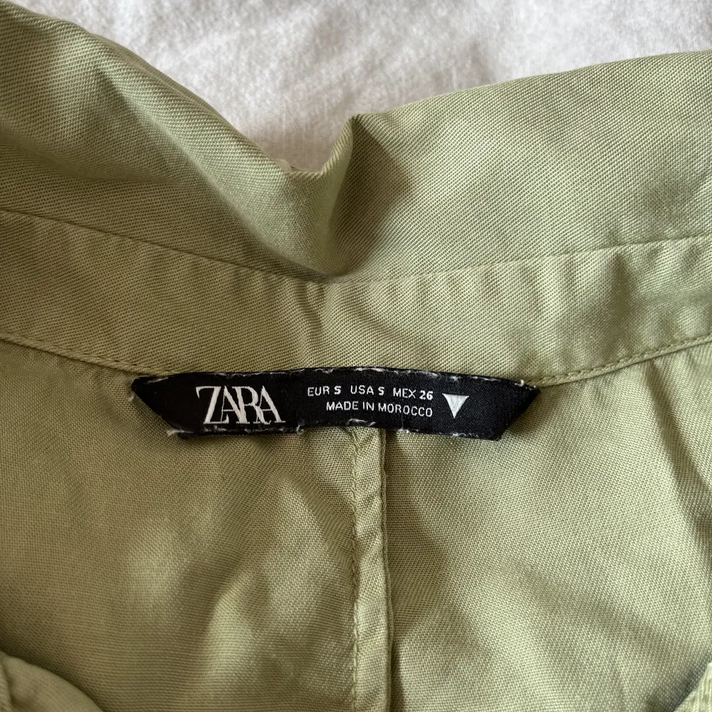 En olivgrön miniklänning från Zara storlek S. Väldigt flowig med långa puffiga armar och fin midja. Använts ett fåtal gånger och därför praktiskt taget nyskick. Pris + frakt, köparen står för frakt!💚💚💚. Klänningar.