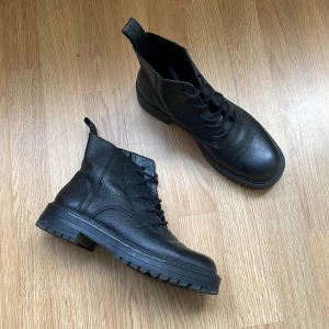 ZARA boots - Hardly worn boots  Leather perfectly for the winter 