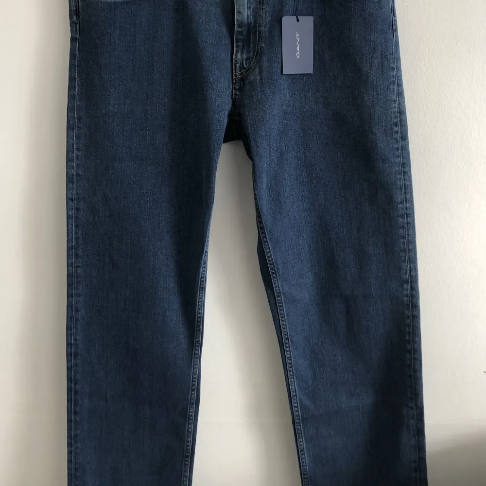 Gant jeans, herr. Helt nya, aldrig använda. Storlek W35/L34. Färg, mid blue (bäst bildfärg, se bild #2). Regular fit. Mid Rise. Straight Leg.. Jeans & Byxor.