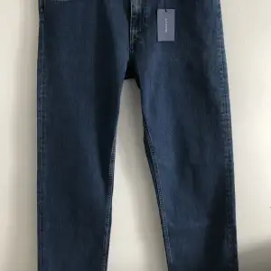 Gant jeans, herr. Helt nya, aldrig använda. Storlek W35/L34. Färg, mid blue (bäst bildfärg, se bild #2). Regular fit. Mid Rise. Straight Leg.