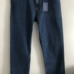 Gant jeans, herr - Gant jeans, herr. Helt nya, aldrig använda. Storlek W35/L34. Färg, mid blue (bäst bildfärg, se bild #2). Regular fit. Mid Rise. Straight Leg.