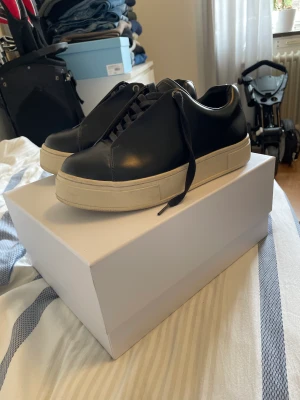 Eytys Doja  - Säljer ett par Doja Leather Black