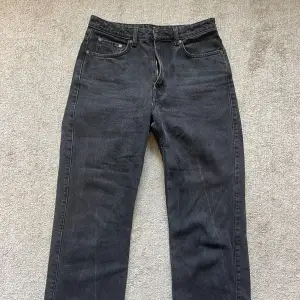 Weekday ROWE jeans i storlek 30/32