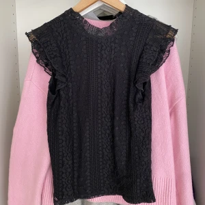 Blus - En jätte fin stockh lm blus köpt för längesedan, säljs inte längre så är en unik blus! Jätte fin nu till hösten och fester! Säljer då den inte passar längre! (Fråga ej om bilder på för den passar mig inte så får inte på den)!❤️❤️❤️