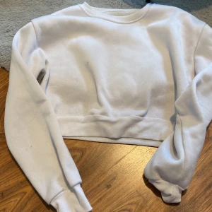 Sweater - Vit croppad långärmad sweather i mysigt material