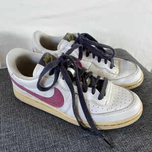 Skor - Ett par vintage Nike court vision low i storlek 36,5!! Extremt fint skick trots åldern 🤩   Skriv för fler bilder eller eventuella frågor!!!