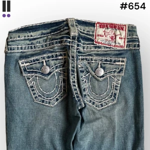 654 lågmidjade true religion bootcut - True Religion jeans i model Joey Super T 💜 Tag 26W 💜Midja (rakt över) 36cm 💜 Innerben 83cm 💜 Ytterben 104cm 💜 Benöppning 24cm 💜  💜Våra mått blir W=28 och L=32 💜 Men jämför alltid måtten med dina bästa jeans💜 