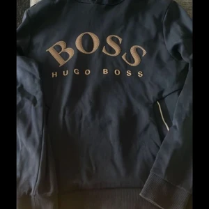 Hugo boss hoodie - Hugo boss hoodie i gått skick. Skriv vid frågor eller funderingar.