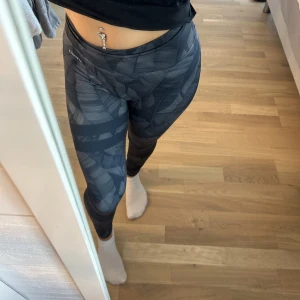 Tränings byxor  - Säljer mina träningsbyxor från Stronger i st XS då dom inte kommer till användning , använt fåtal gånger så dom har inga skador. Frakt tillkommer!