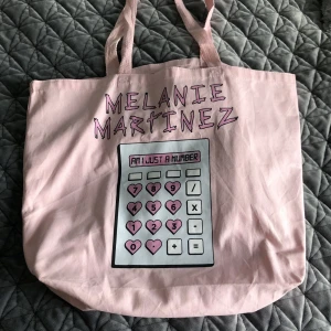 Melanie martinez tote bag merch  - Limited edition merch. Säljs inte längre. Säljer då jag inte lyssnar på henne längre. Aldrig använd. Folk säljer de för 100$-200$ därav priset. Super fin💖💖