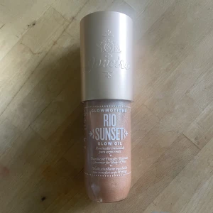 Sol De Jandero  - Glow oil från Sol De Janero. Använd en gång. Luktar jättegott! Ny pris 400kr, säljer för 200kr 💕