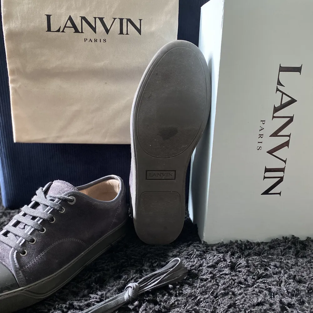 Säljer ett par lanvin patent cap toe sneaker dark grey. Använda ett par gånger men har mest stått på hyllan. 9/10 i skick. Inga andra större märken eller fel. Size 11 vilket motsvarar 45/EU  Helt nya skosnören ingår med box och två dustbags. . Skor.