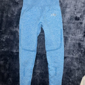 ICIW träningstights  - Helt oanvända träningstights från märket ICIW, i storlek S. Köpte dem för ca 700kr. Säljer då de aldrig kommit till användning:)