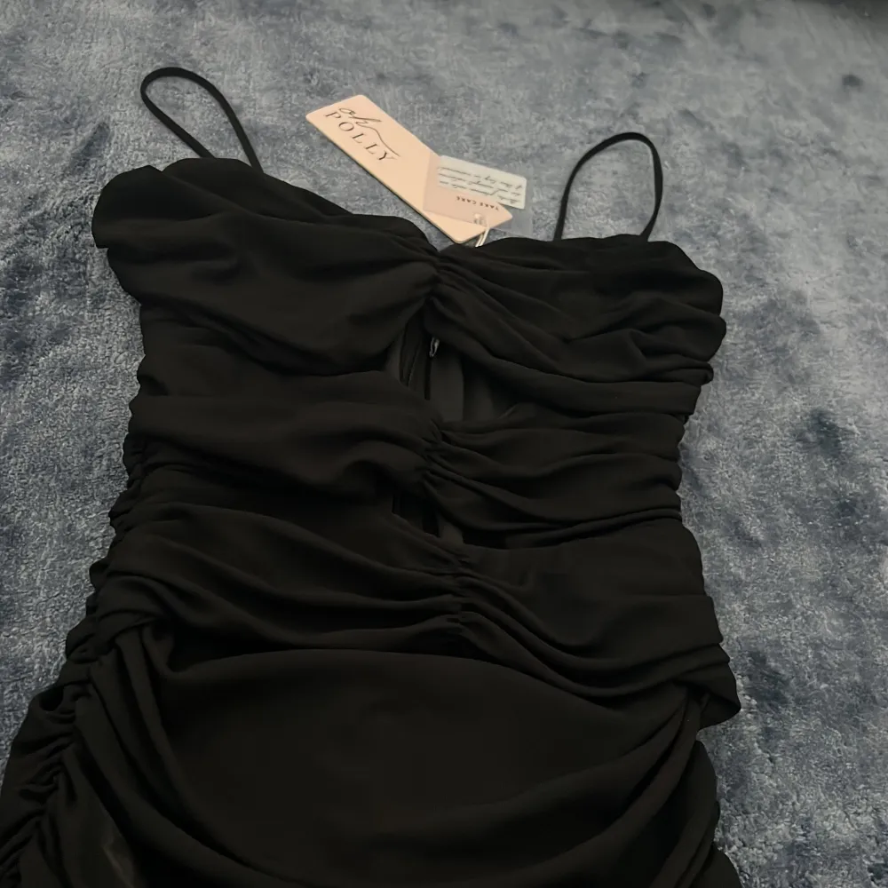 Skitsnygg svart klänning från Oh Polly. Prislapp kvar o aldrig använd. Passar perfekt till en finare middag, utekväll eller fest. Köpt för ca 700kr.. Klänningar.