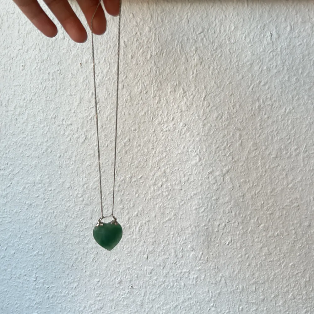 Knappt användt halsband med Aventurine kristall på 💚. Accessoarer.