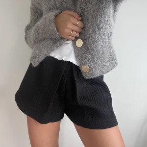 Sandro shorts🖤🪩✨ - Sjuuukt snygga shorts från sandro🖤🪩✨!! Perfekta nu till hösten med en snygg topp till fest eller bara en stickad tröja till vardag🙏🫶💕 Använda en gång, nyskick!! Nypris var ca 2500kr. Passar XS-M!!