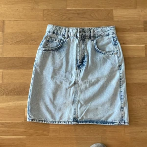 Jeanskjol  - Stentvättade jeanskjol med slitz.  I mycket gott skick. 