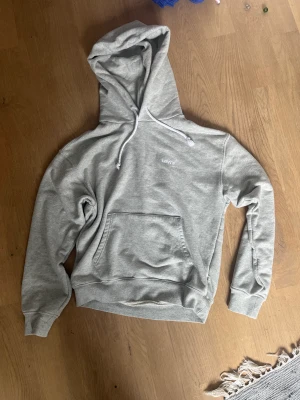 Grå Levis hoddie - Köpt för ett års sedan knappt använd bra skick