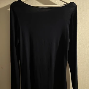 Intimissimi tröja - använd max 2-3 gånger. vill bli av med så fort som möjligt. Marinblå färg, Strl L men passar M och Xl